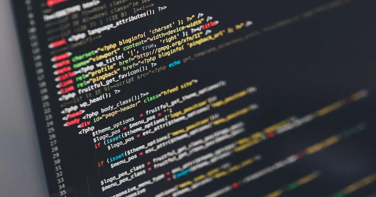 Desarrollador trabajando en código de software a medida