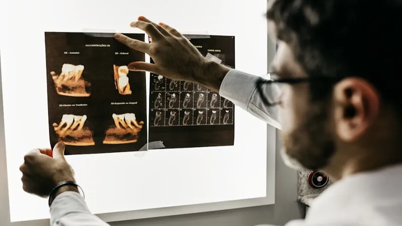 Odontólogo analizando radiografías dentales en su clínica