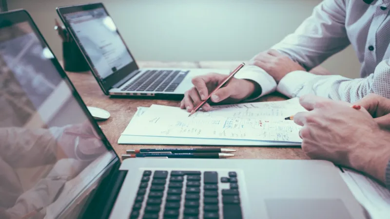 Profesionales de una clínica coordinando tareas y comunicación de equipo