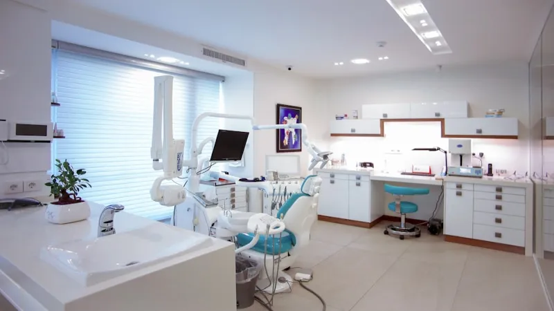 Consultorio odontológico moderno completamente equipado