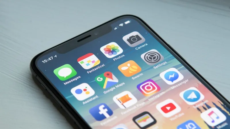 Teléfono celular con aplicaciones de mensajería, representando el mensaje automático que recibe el paciente