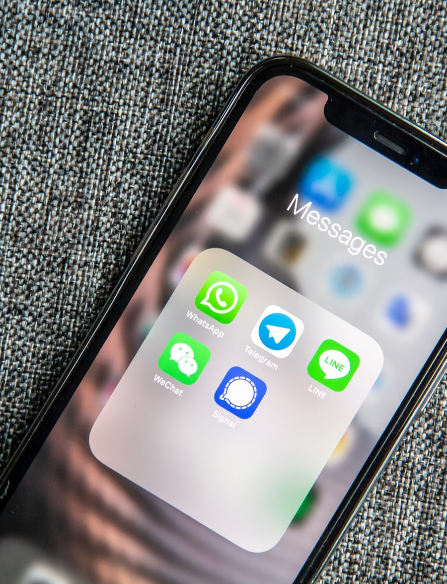 Celular con WhatsApp listo para recibir mensajes personalizados