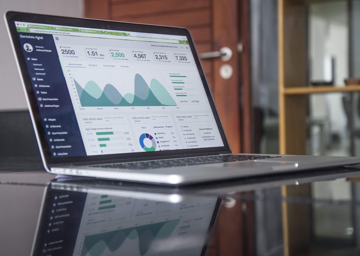 Base de datos de clientes con estadísticas en pantalla
