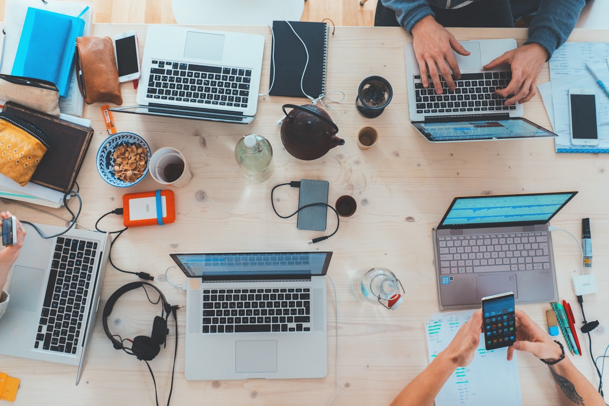 Equipo de desarrollo completo trabajando en conjunto