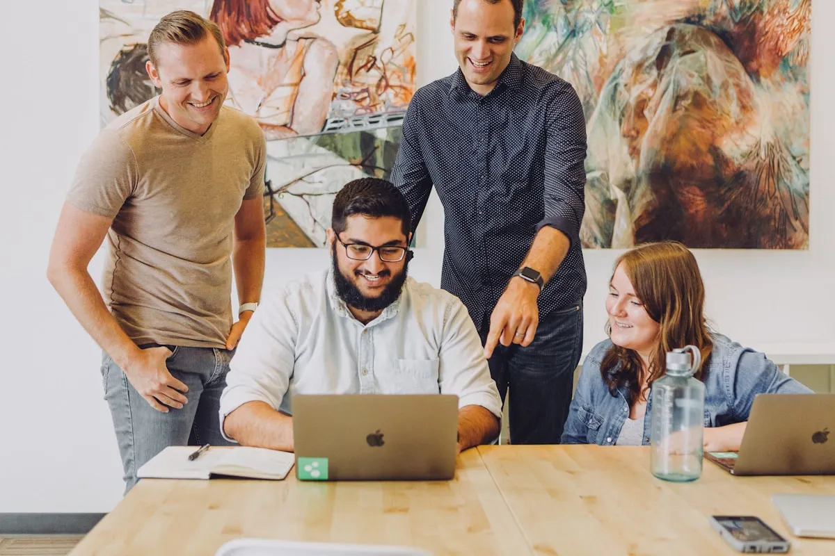 Equipo de IA Sistemas trabajando en la implementación de agentes IA